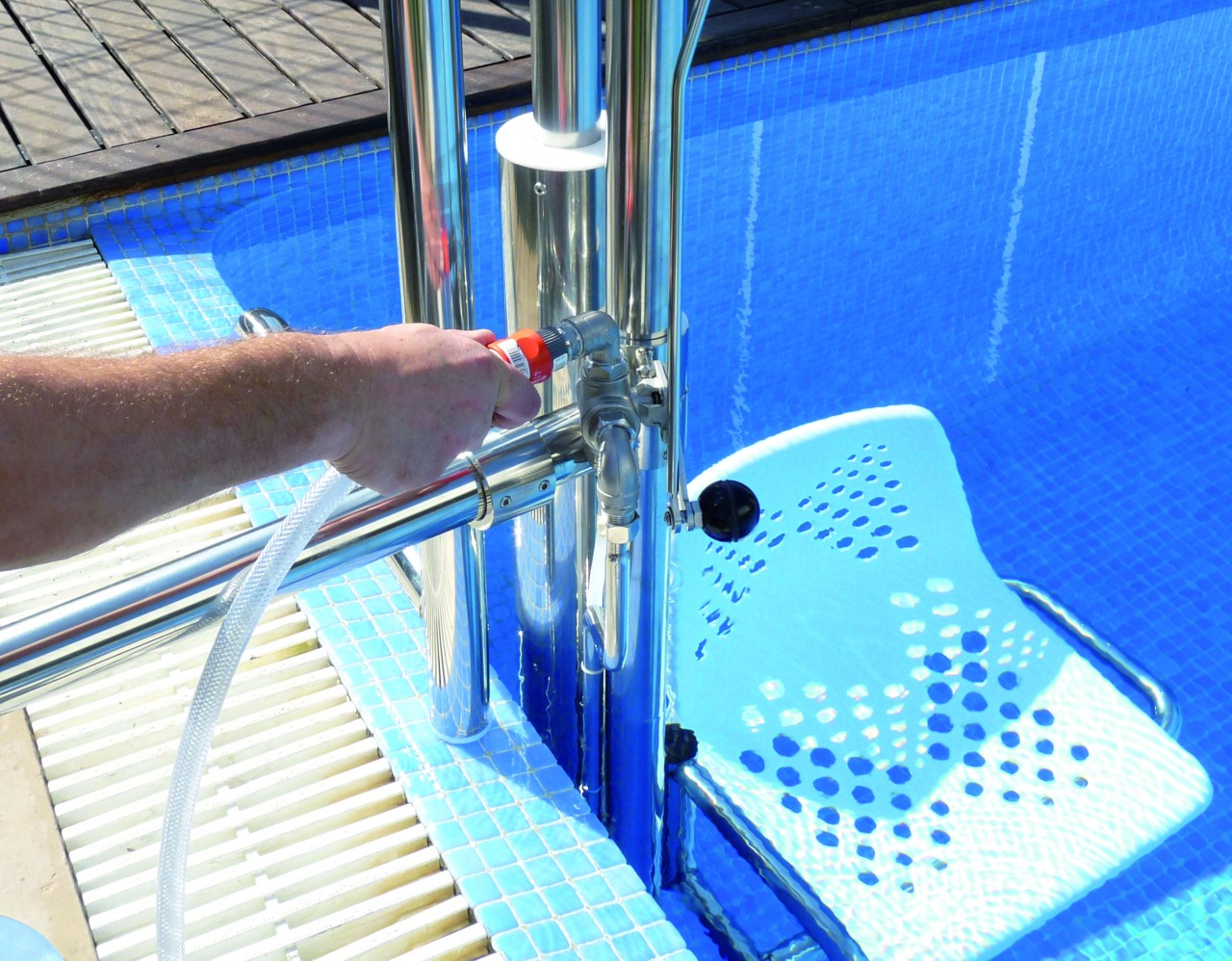 ”elevador-material-resistente-funcionamiento-portatil-piscinas-discapacidad-acceso-agua-salvaescaleras”
