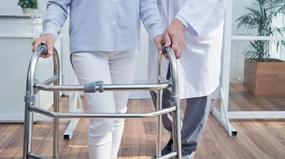 andadores ayuda tecnica fractura rotura femur cadera tercera edad ancianos discapacidad