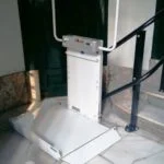 Salvaescaleras Décor plataforma amb els braços de seguretat oberts llesta per embarcar-hi