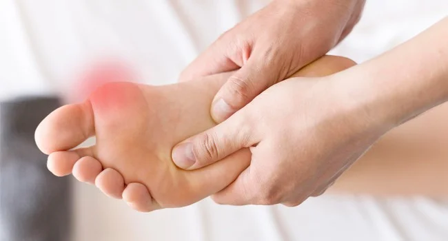 ”dolor-intenso-juanetes-callos-enrojecimiento-hallux-valgus-tratamiento”