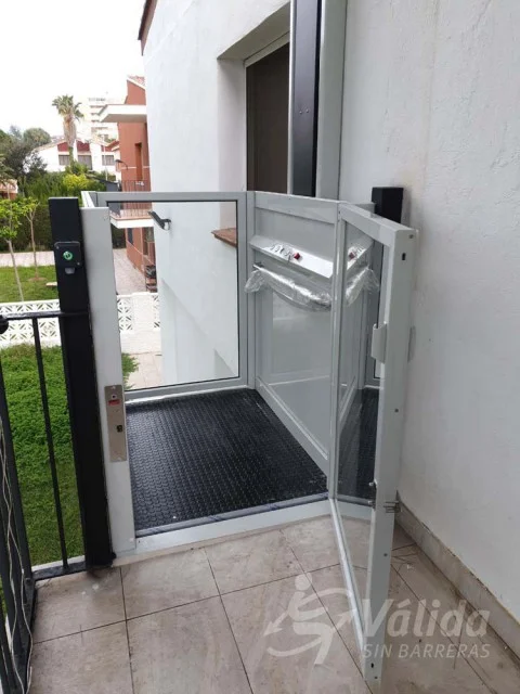 Salvar un desnivell d'una planta amb un elevador salvaescales a Benicàssim
