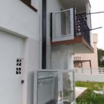Pujar i baixar en cadira de rodes amb elevador vertical a Castellón