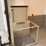 Ajuda elevadora per persones amb el cotxet de la compra o en cadira de rodes