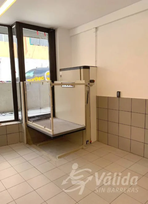 Instal·lació d'elevador de curt recorregut a local de Llançà a Girona