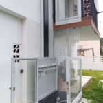 Elevador de curt recorregut instal·lat a exterior d'habitatge particular de Benicàssim