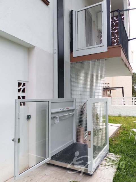 Elevador de curt recorregut instal·lat a exterior d'habitatge particular de Benicàssim