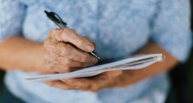 persona mayor tercera edad escribir terapia actividades diario casa