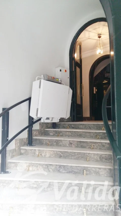 Décor plataforma salvaescales a Madrid per a superar escala corba