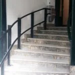 Escala corba on hi va instal·lada una plataforma salvaescales Décora Madrid