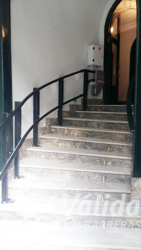 Escala corba on hi va instal·lada una plataforma salvaescales Décora Madrid