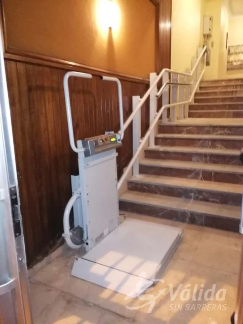Plataforma salvaescales instal·lada a una comunitat de veïns de Vilagarcía de Arousa