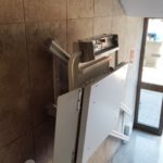 Plataforma pujaescales Spatium plegada instal·lada en escala recta a Sabadell