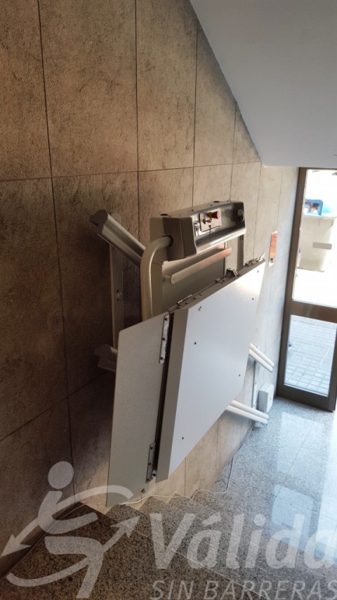 Plataforma pujaescales Spatium plegada instal·lada en escala recta a Sabadell