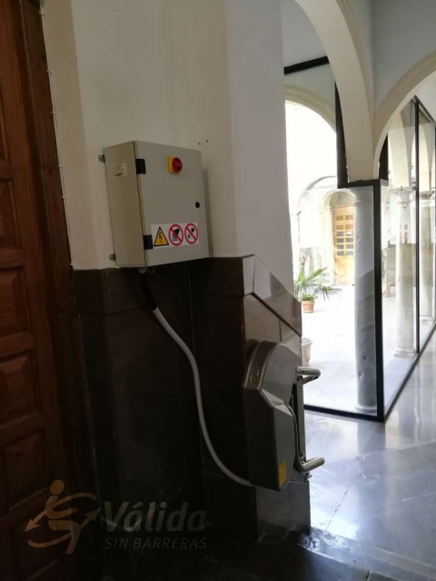 Pujar i baixar escales amb un sistema d'elevació per discapacitats