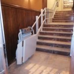 Pujar i baixar escales amb un pujaescales per persones en cadira de rodes