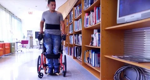 Cadira de rodes que permet estar drets