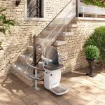 Salvaescaleras con guía de doble tracción para escaleras de exterior.