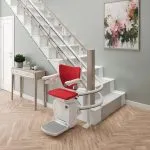 Silla sube escaleras para el interior de una casa particular.