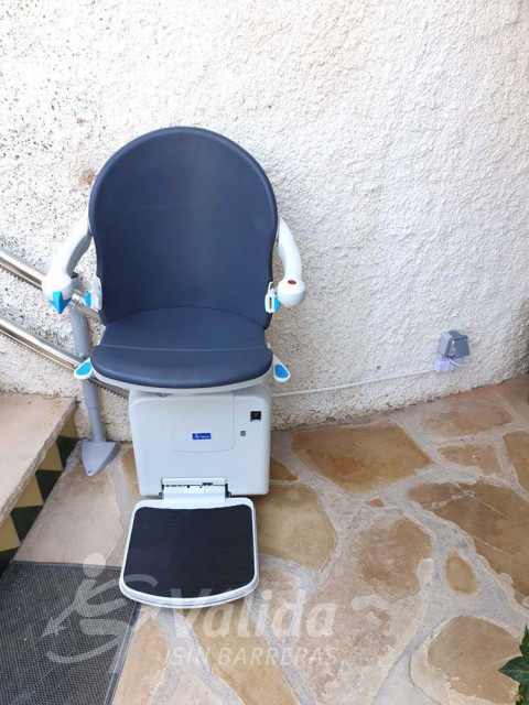 Cadira salvaescales Socius instal·lada a exterior de casa particular a Tarragona