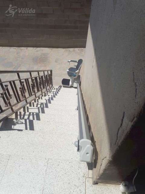pujar i baixar escales amb cadira elevadora per suprimir les barreres arquitectóniques