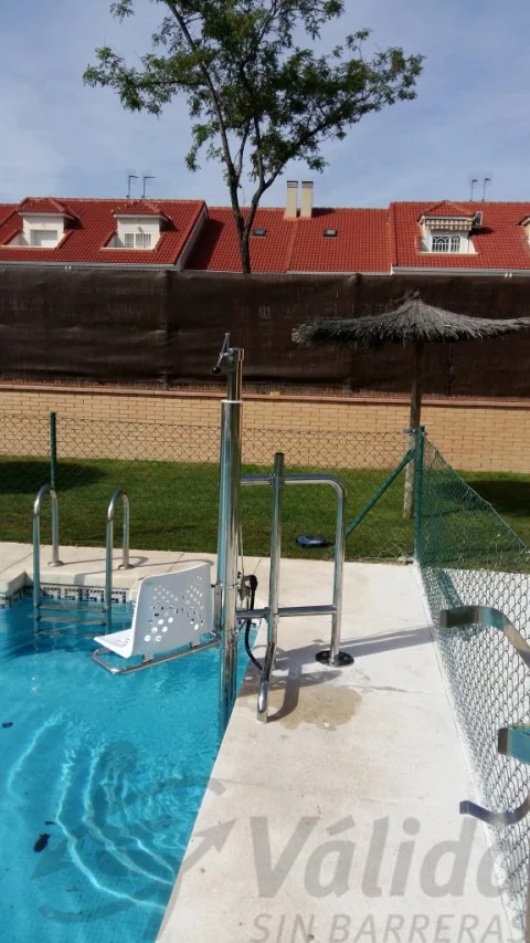 elevador hidraulic per pisines muntat en una comunitat residencial leganes