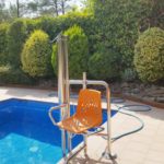 ajuda técnica per la entrada i sortida a la piscina de persones amb mobilitat reduïda