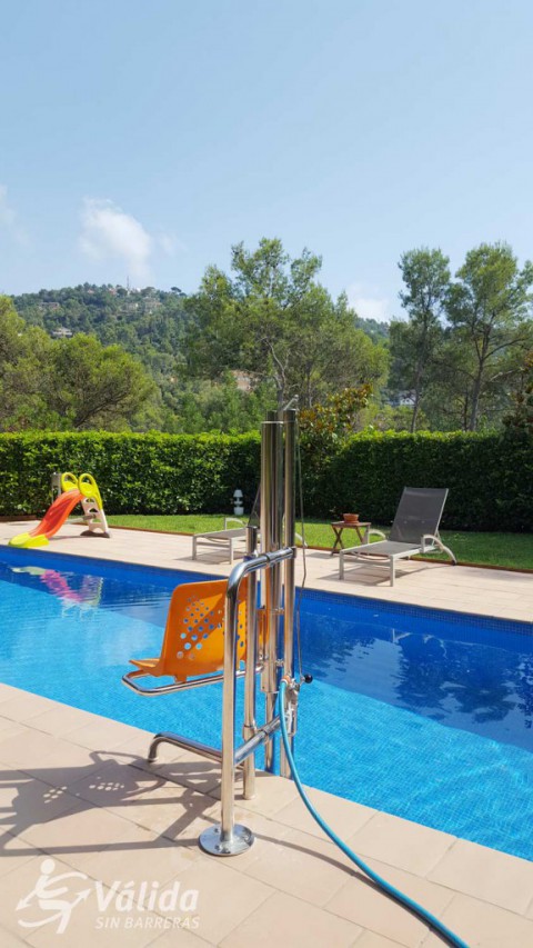 elevador hidràulic instal·lat al exterior d'una piscina de Barcelona
