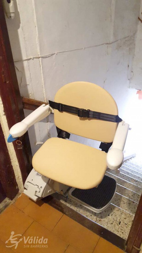 instal·lació de cadira pujaescales FIDUS per a trams d'escala rectes
