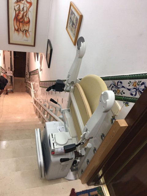 cadira socius amb seient simplicitu al interior de una casa