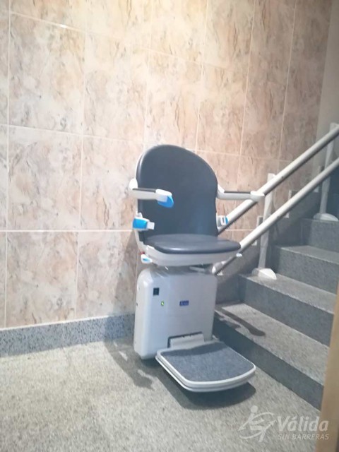 Cadira elevadora per millorar l'accessibilitat a casa particular d'Ávila