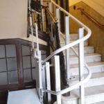 plataforma pujaescales instal·lada a comunitat de veïns de Barcelona
