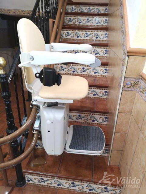 salvar tram d'escales corb amb ajuda tècnica per persones majors