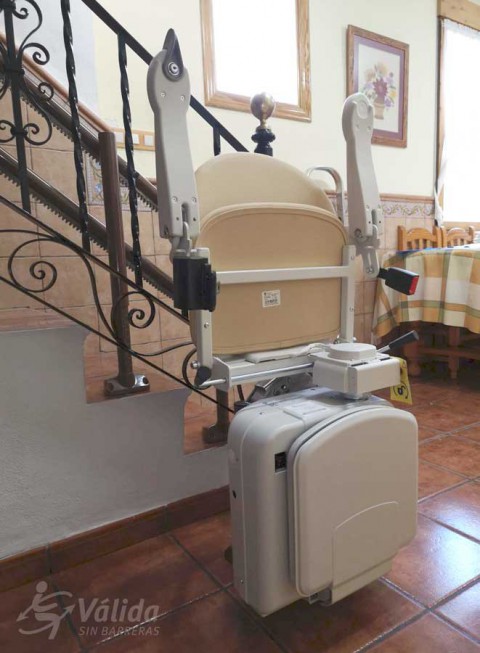 muntar cadira pujaescales per a persones amb mobilitat reduïda a Biar