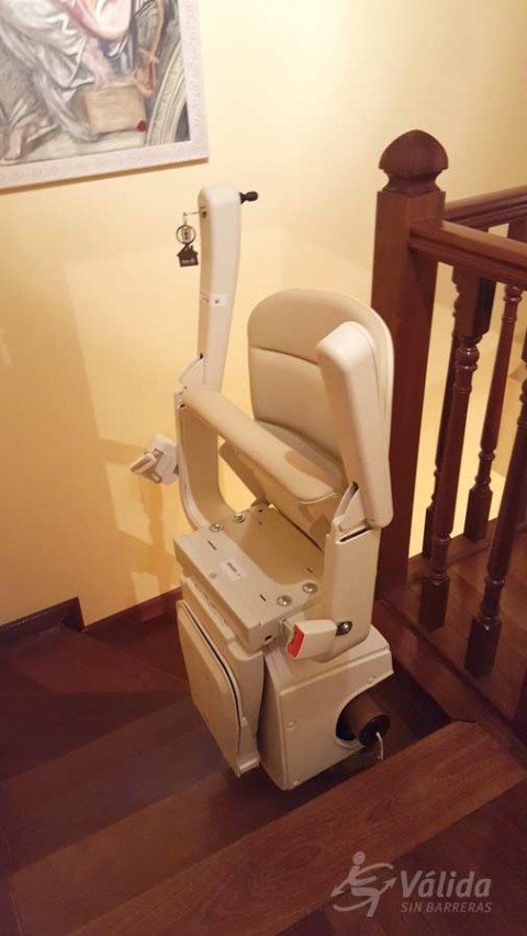 Cadira salvaescales UNUM instal·lada a casa particular de Bilbao, a Vizcaya