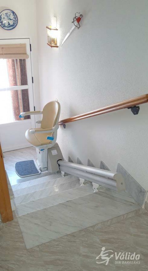 Salvar un tram d'escales recte amb una cadira pujaescales de Válida sin barreras