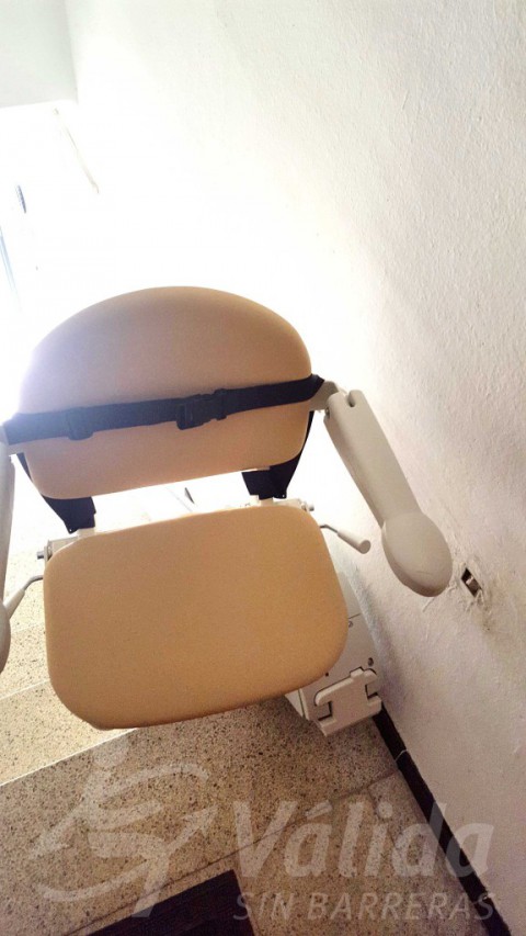 Cadira elevadora casa accessibilitat Vidreres Girona