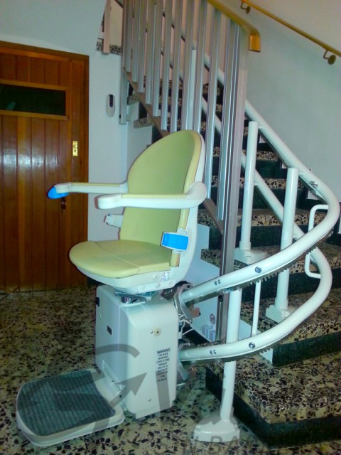 cadira per pujar escales corbes muntada en l'interior de una casa particular llagostera