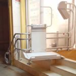 Plataforma salvaescales per a salvar un tram d'escales corb a Cassà de la Selva