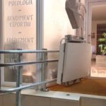comprar plataforma pujaescales per a millorar l'accessibilitat a un local