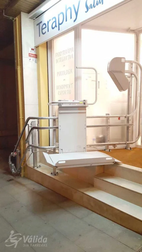 Plataforma salvaescales per a salvar un tram d'escales corb a Cassà de la Selva