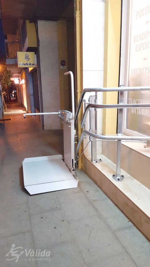 plataforma elevadora per a transportar a persones en cadira de rodes