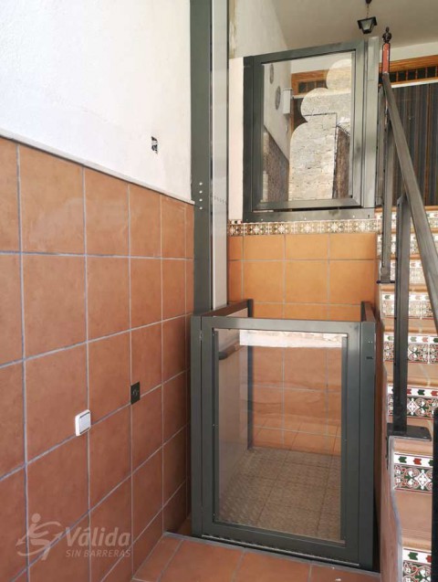 Elevador de curt recorregut Nexum instal·lat a casa particular de Cervera del Llano a Cuenca