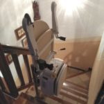 pujar i baixar escales amb una ajuda pujaescales per l'accessibilitat