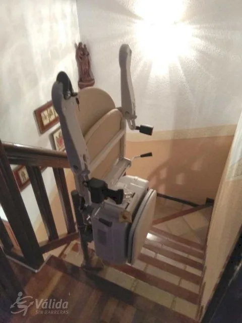 pujar i baixar escales amb una ajuda pujaescales per l'accessibilitat