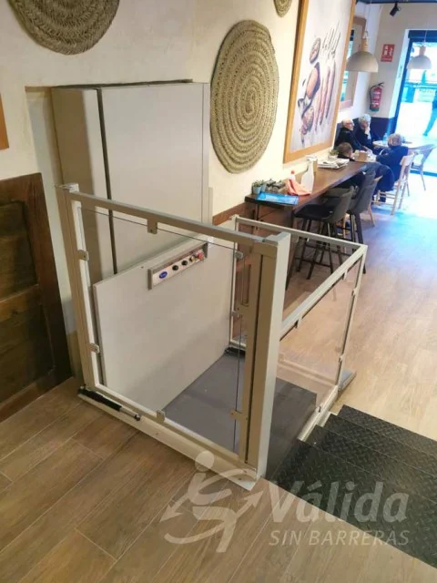 Millorar l'accessibilitat amb un elevador vertical a un restaurant de Gijón