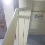 elevador instal·lat per ajudar a persones amb discapacitat o mobilitat reduïda