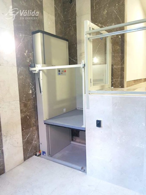 Elevador de curt recorregut SUBEO instal·lat a comunitat de veïns d'Àvila