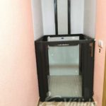 Accessibilitat amb un elevador vertical per persones amb poca mobilitat