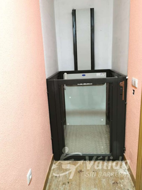 Accessibilitat amb un elevador vertical per persones amb poca mobilitat