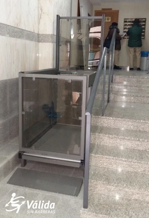 Elevador transportar persones en cadira de rodes o mobilitat reduïda Valdemoro